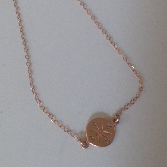 Rose gold compass necklace - Picture 2 of 5